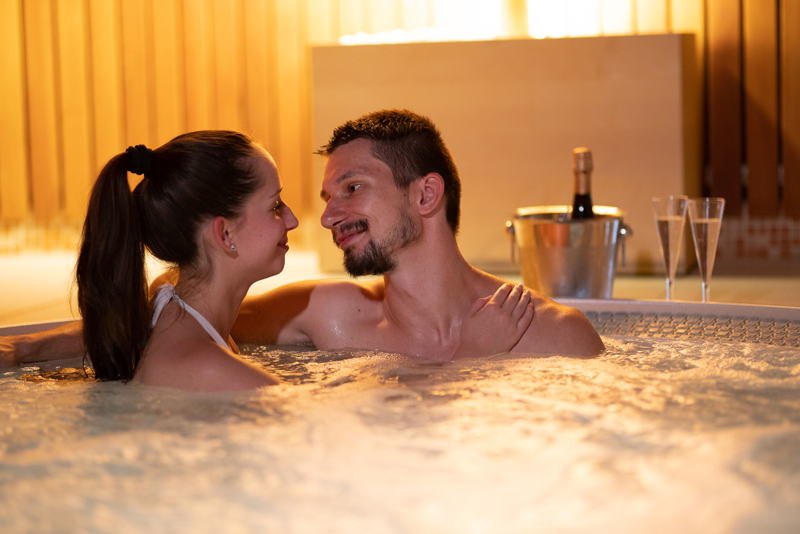 Poukaz na privátní whirlpool pro dva 50 min. se sektem - Ostrava